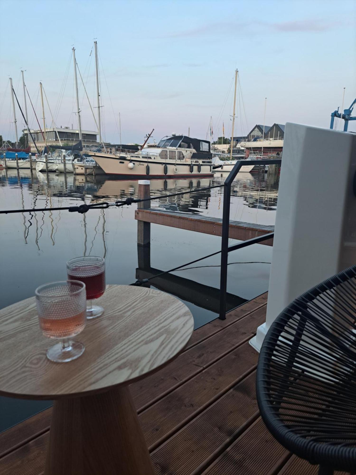 Cosy Tiny Houseboats Near Beach And Restaurants By Weltevreden Experience ゼーウォルデ エクステリア 写真